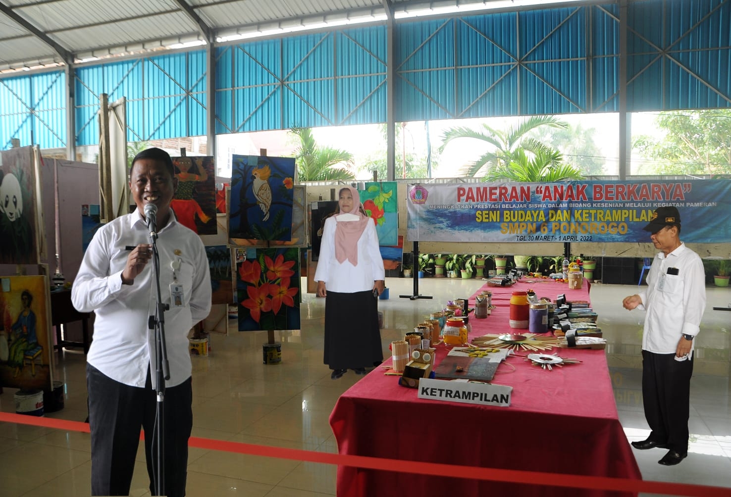 Kusnin kepala sekolah saat sambutan di ruang pamer hasil karya siswa SMPN 6