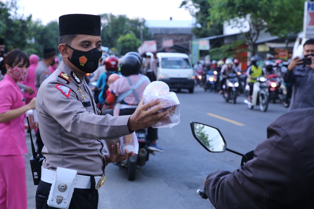 Polres Madiun saat bagikan takjil berbuka puasa kepada pengendara bermotor


