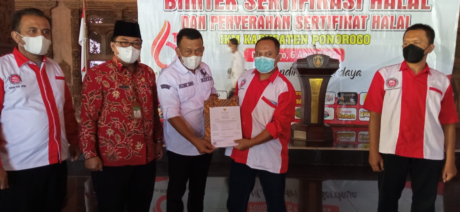 Kepala kantor Kemenag Ponorogo, DR.H.M. Nurul Huda bersama Bupati giri saat menyerah terimakan sertifikat Halal