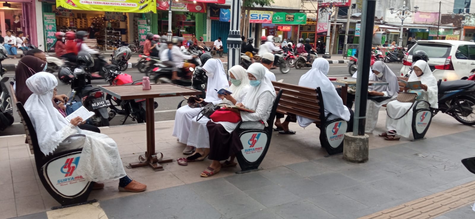 Suasana Khikmah Peserta Al-Kahfi On The Road di HOS Cokroaminoto