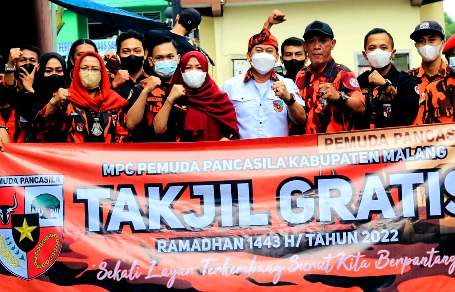 Foto bersama usai membagikan takjil