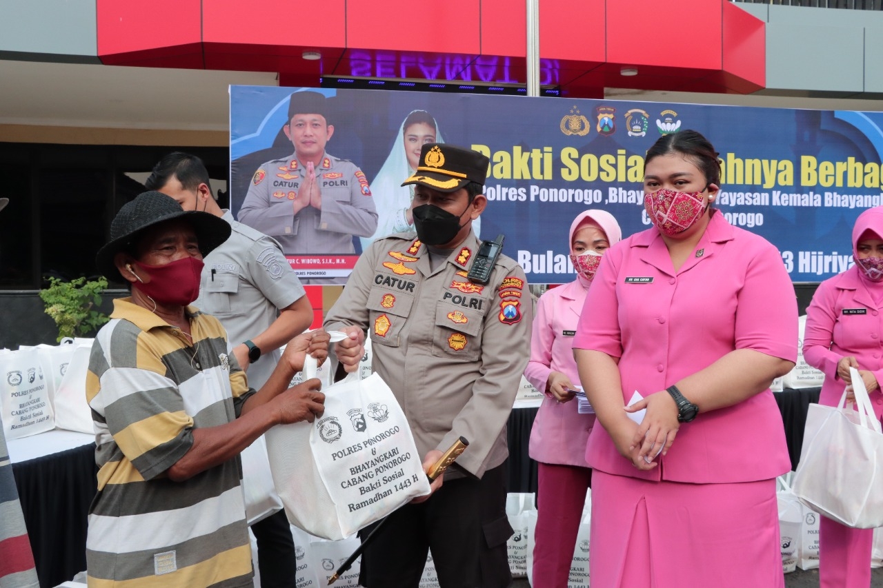 Bhayangkari Dan Yayansan Kemala Bhayangkari Ponorogo  Saat  Bagikan Sembako