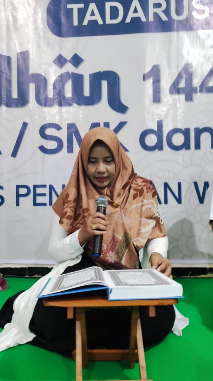 Lena,M.Pd kepala cabang dinas pendidikan jawa timur cabang Ponorogo membuka tadarus