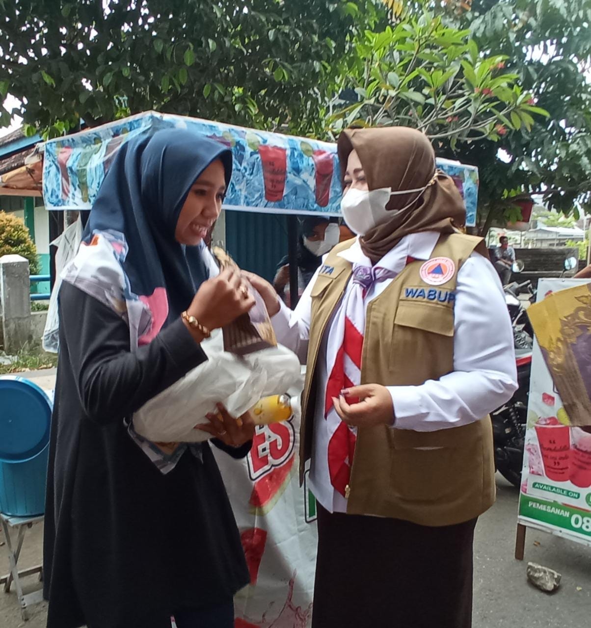 Wabup Ponorogo saat membagikan sembako ke warga