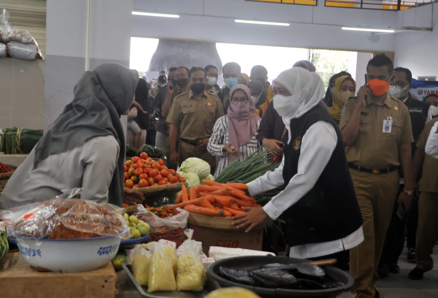 Gubernur Jatim, Khofifah Indar Parawansa ketika ngobrol dengan pedagang di pasar legi.