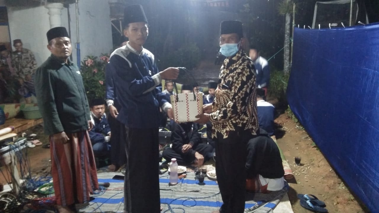 Dz H Fajar saat silaturahmi dilanjutkan menyerahkan Cinderamata untuk Grub Banjari Al - Hidayah