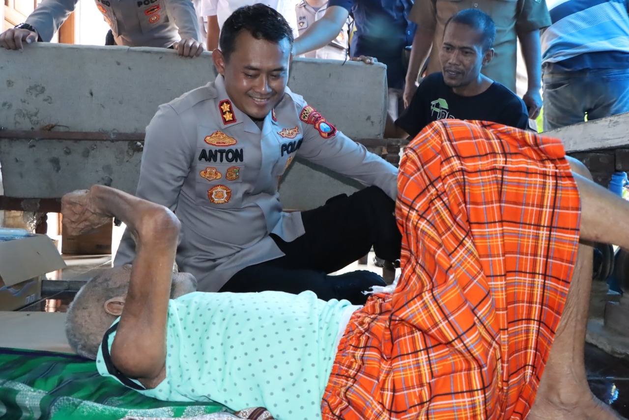 Wujud Kepedulian Polres Madiun 
 Saat Bedah Rumah Warga Tidak Layak Huni