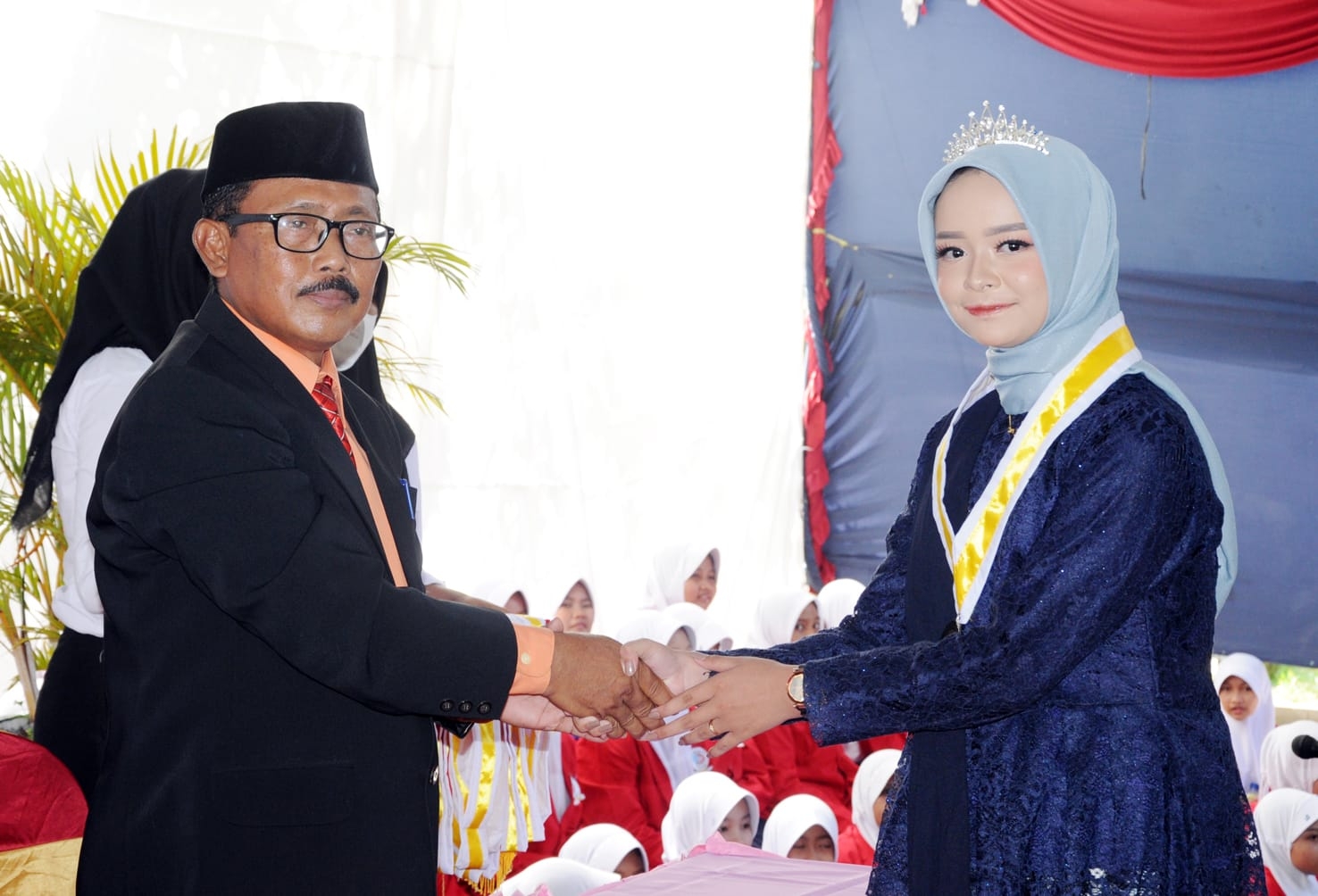 Subesri,M.Pd me wisuda dan memberikan ucapan selamat kepada siswi kelas 9