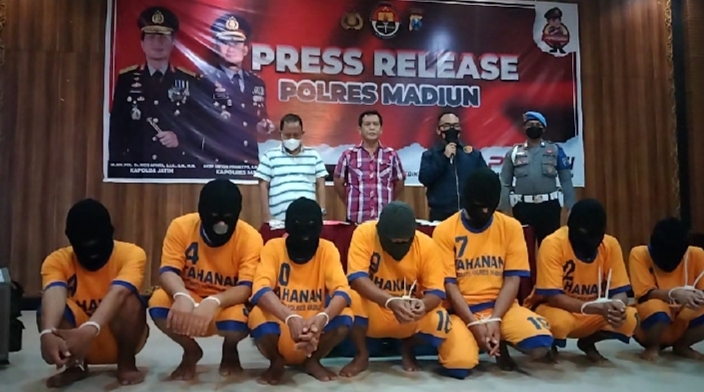 Pers Rilis Polres Madiun Dalam Amankan Tiga Penjual Judi Togel Online Jenis Hongkong