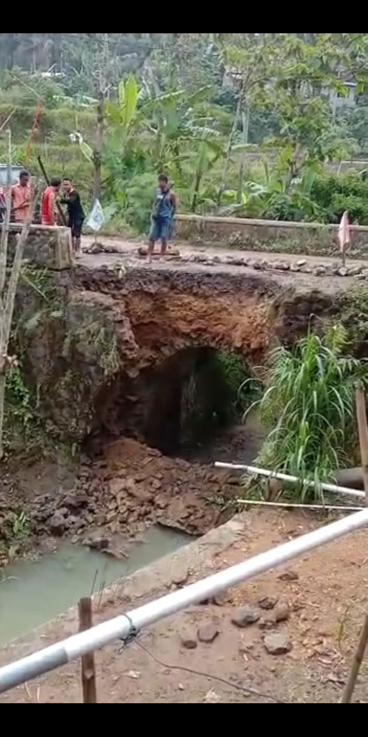Jembatan di dusun Gembes Desa Slahung Ponorogo yang runtuh akibat curah hujan dan terjangan air sungai