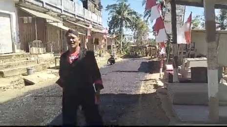 Dzul Hijah Fajar Kepala Desa Baosan Kidul saat di lokasi Pengaspalan