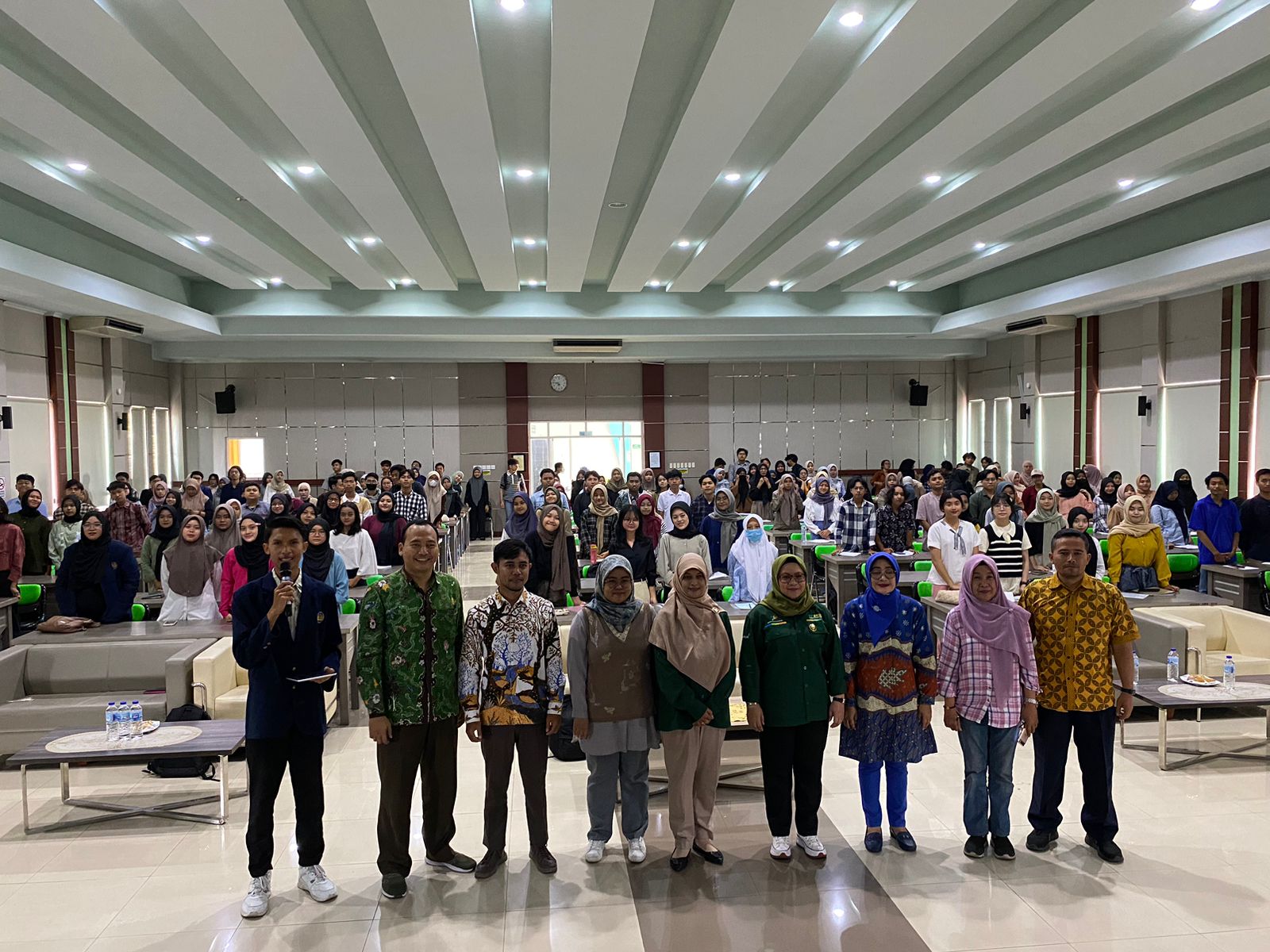 Para pembicara di seminar statistik  berfoto bersama dosen dan moderator 