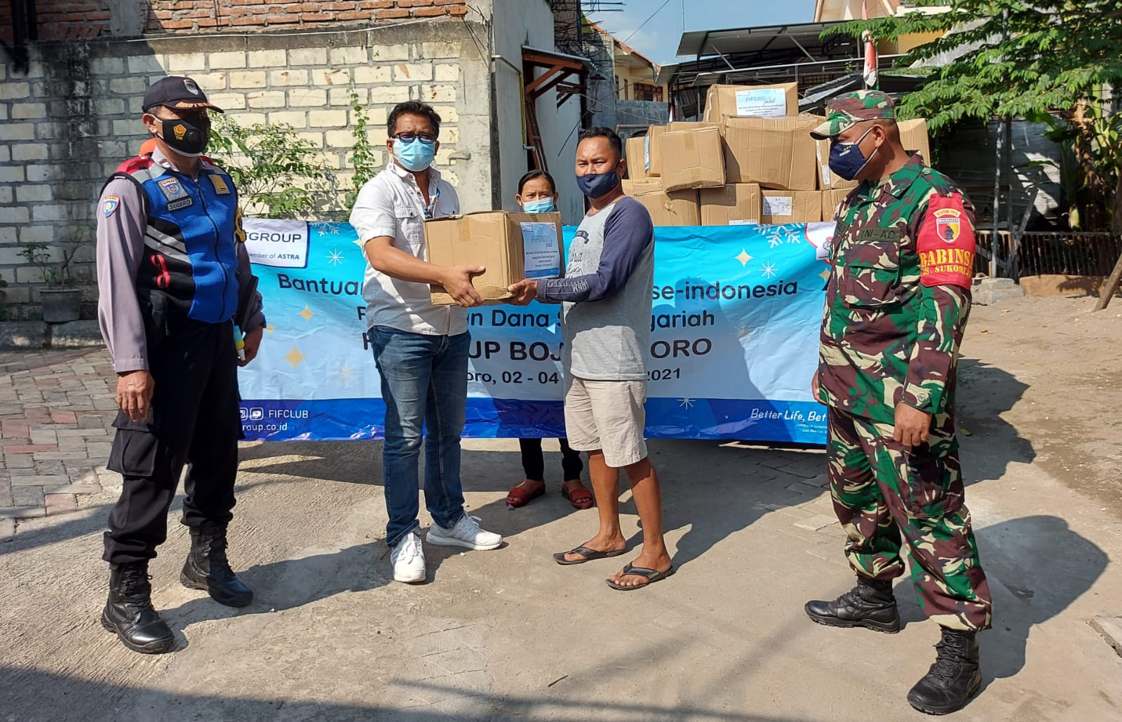 Yusuf Sofian saat menyerahkan bantuan kepada warga terdampak pandemi covid 19