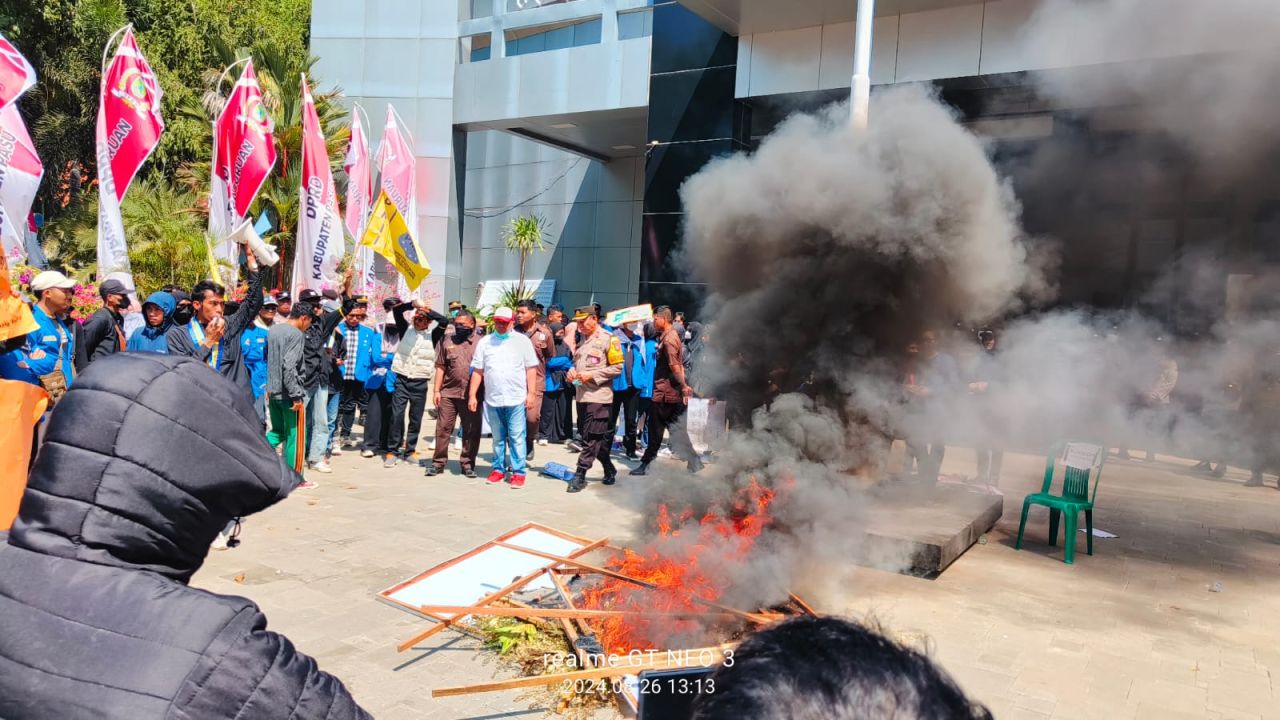 Puluhan Mahasiswa Pasuruan tergabung dalam Aliansi Pasuruan Melawan menggelar aksi demo di Gedung DPRD Kabupaten Pasuruan