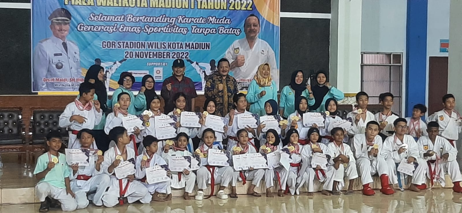 Ketua Koni dan Inkai Kota Madiun beserta para juara