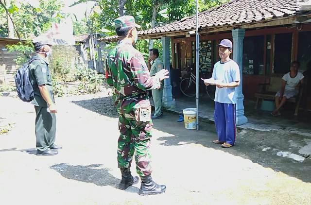 Anggota Kodim 0802/Ponorogo saat Cek Dan Data Warga Pendatang